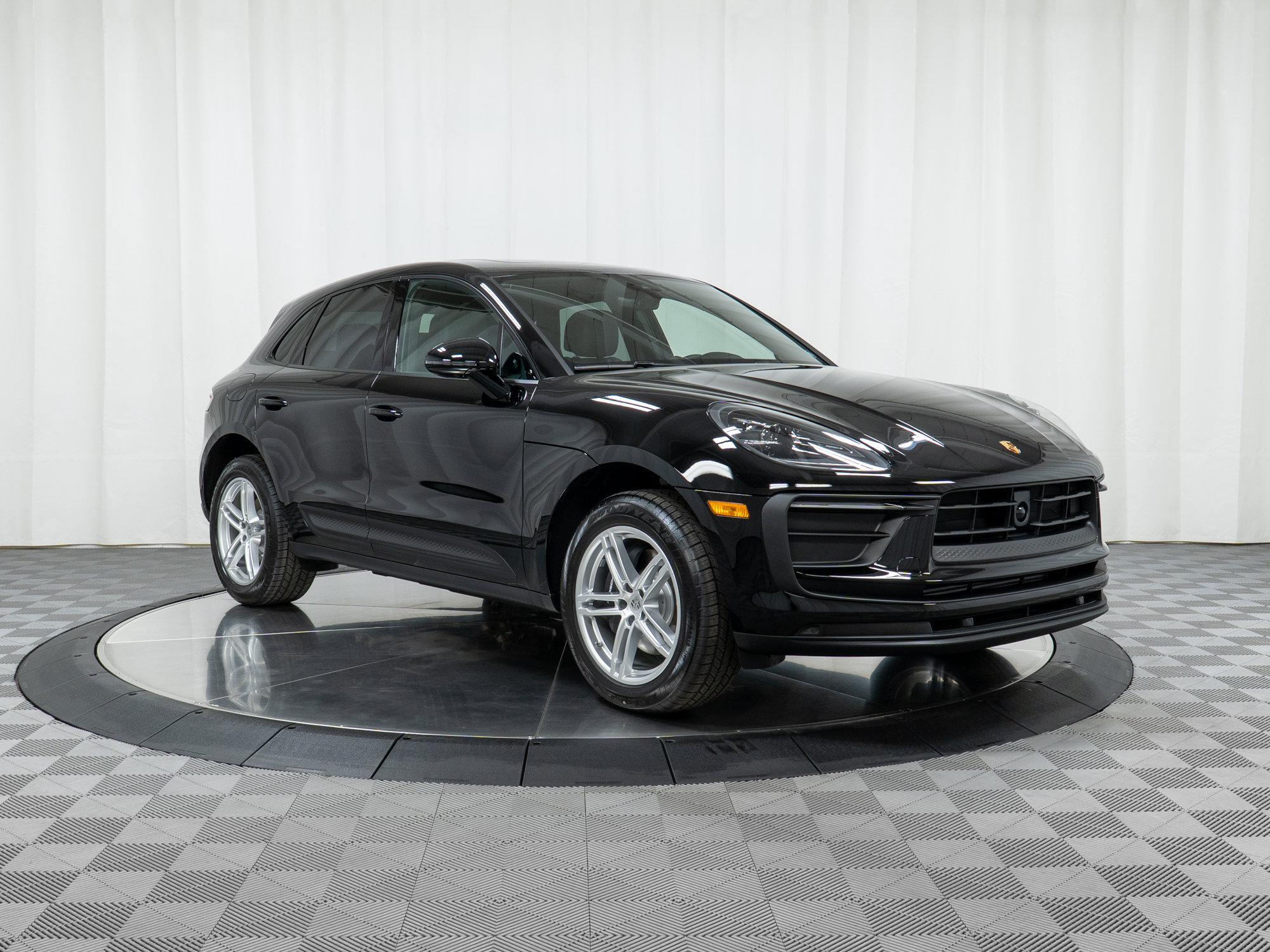 Certified 2025 Porsche Macan AWD/4WD image 7