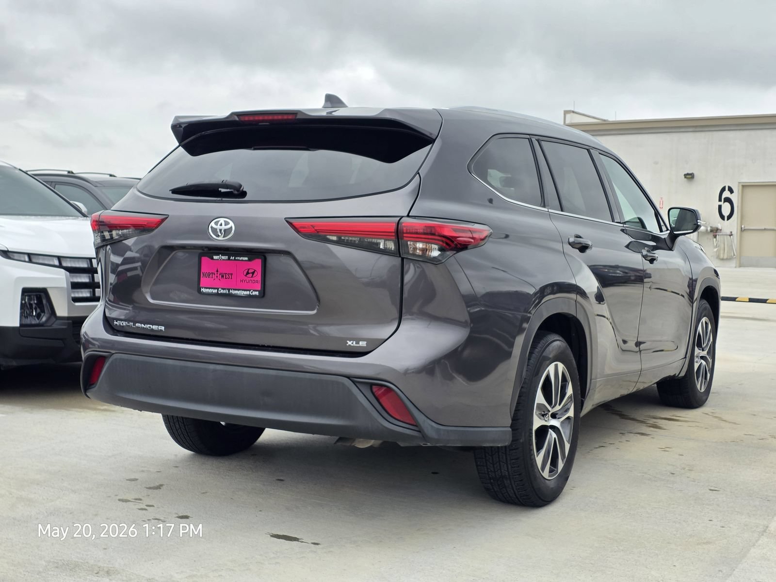 Used 2021 Toyota Highlander XLE FWD image 6