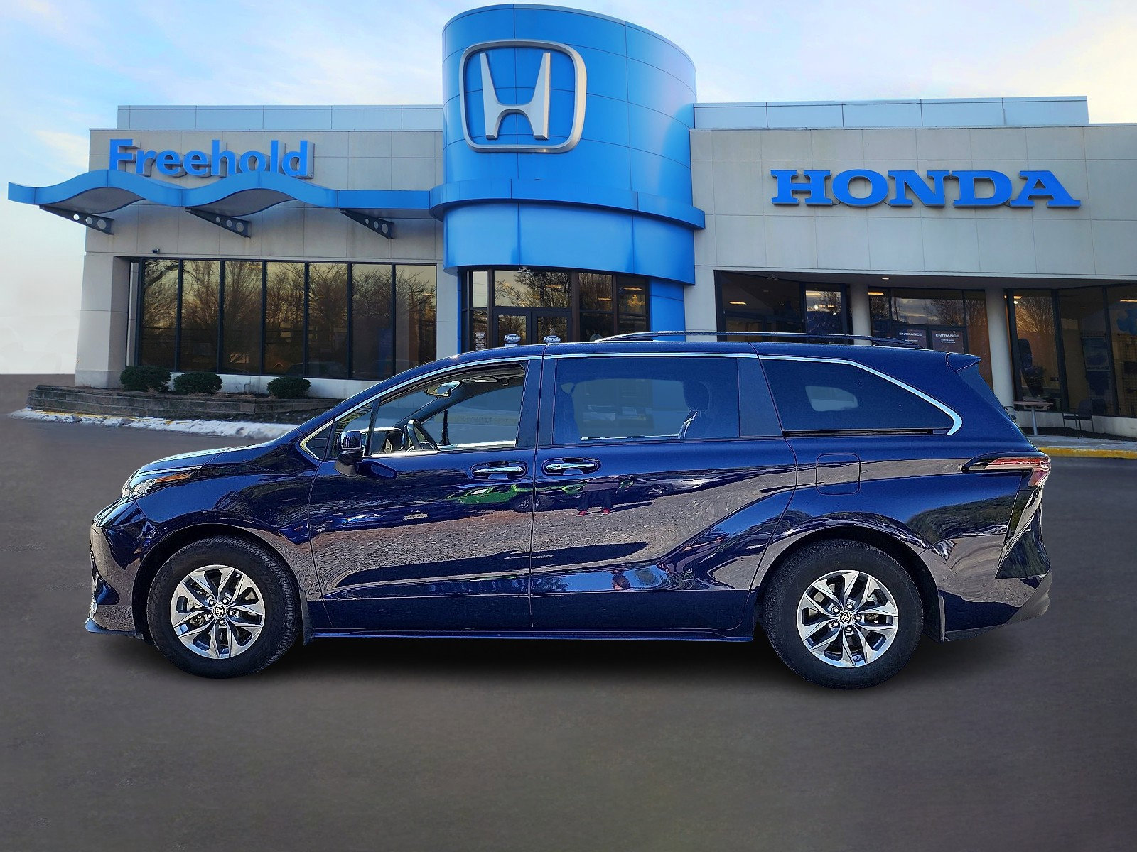 Used 2023 Toyota Sienna XLE image 4