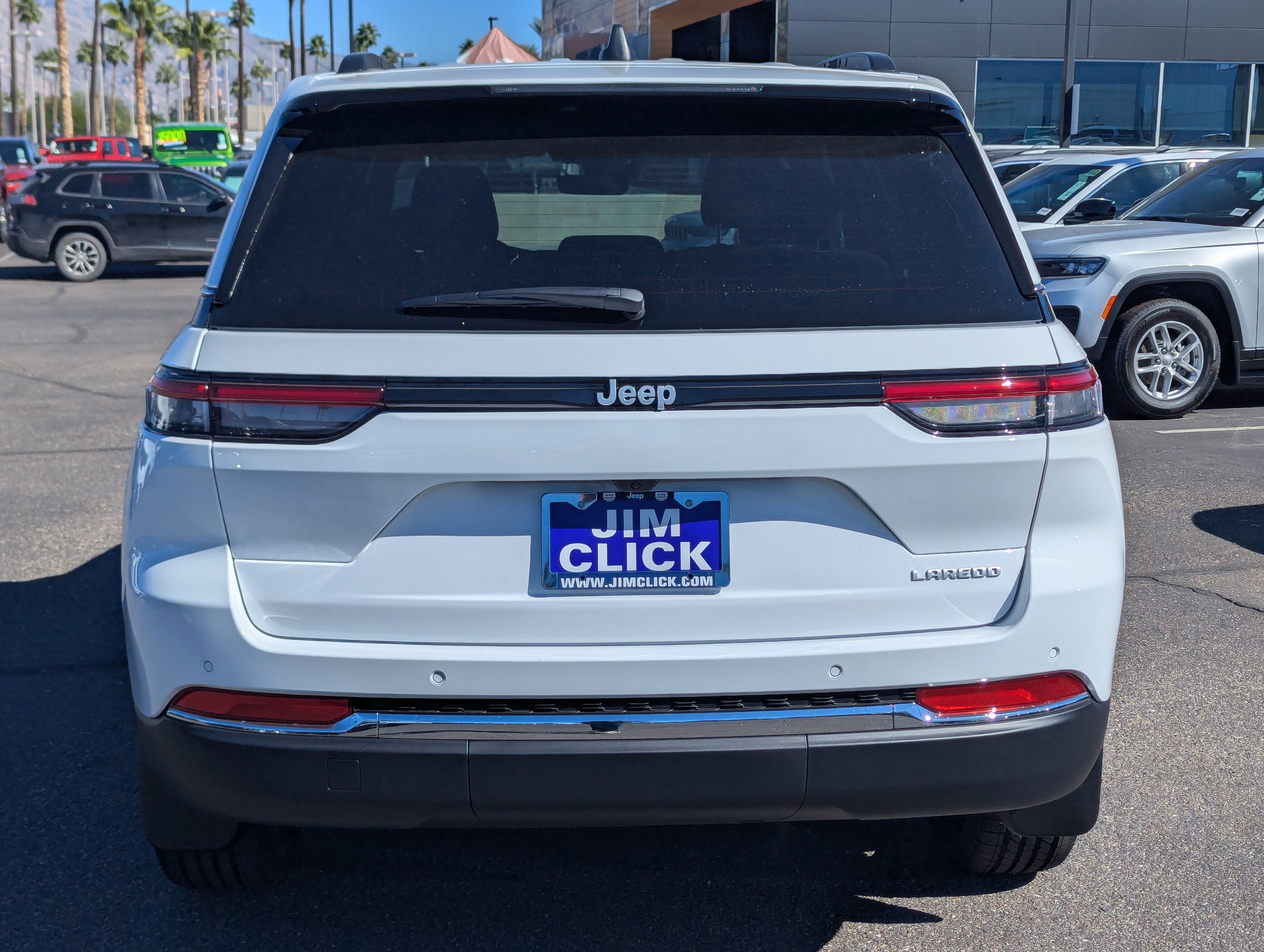 New 2025 Jeep Grand Cherokee Laredo w/ Luxury Tech Group I image 3