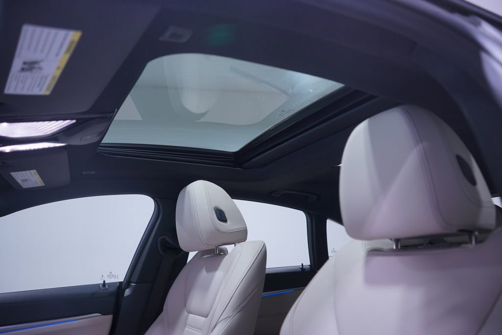 Used 2022 BMW i4 eDrive40 w/ M Sport Package image 8