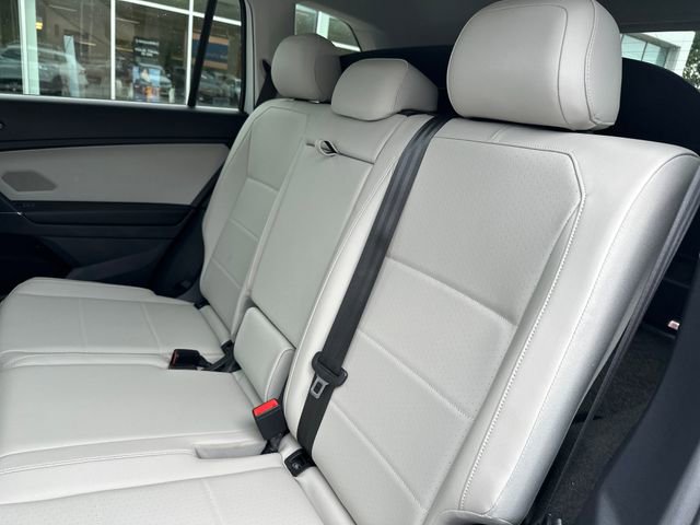 Used 2018 Volkswagen Tiguan SEL AWD/4WD image 32