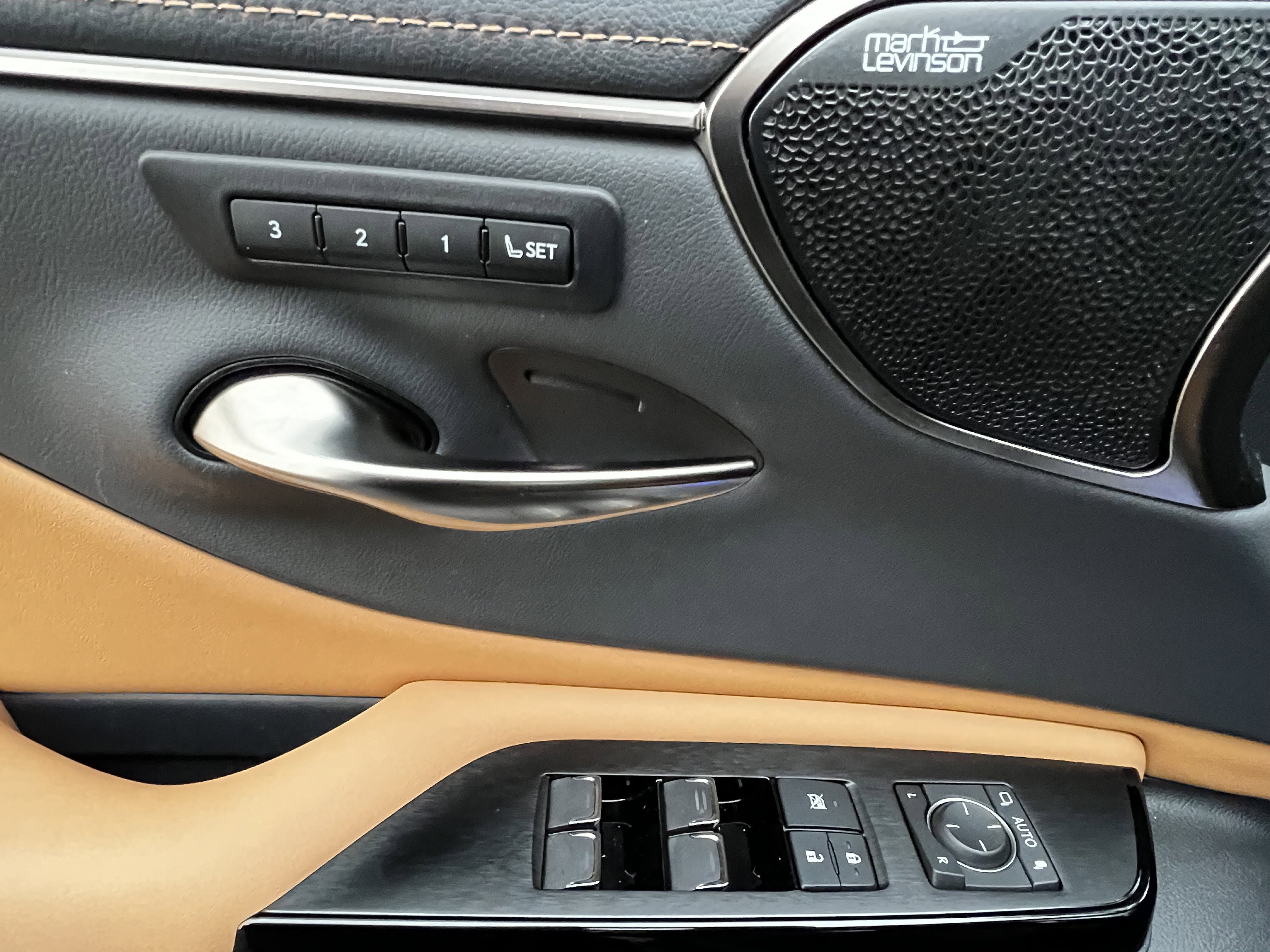 Used 2024 Lexus ES 300h Ultra Luxury image 14