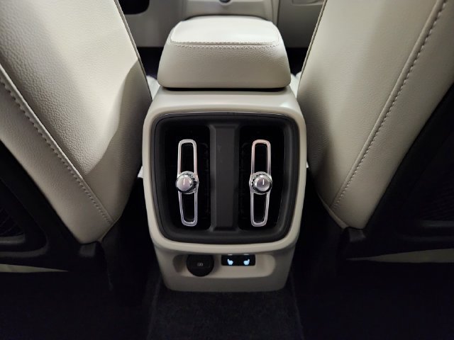 Certified 2026 Volvo XC40 B5 Plus w/ Protection Package Premier AWD/4WD image 31