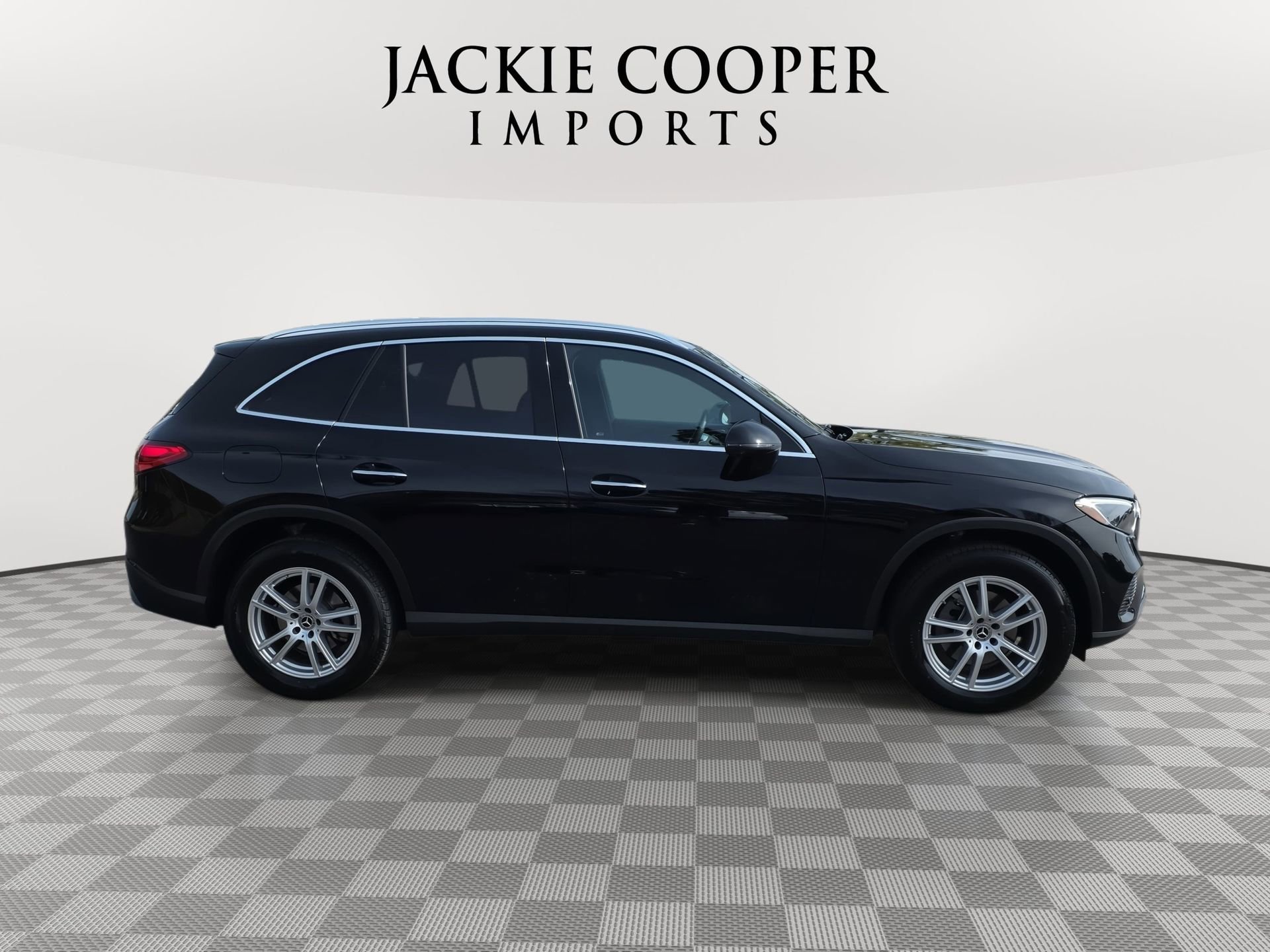 Used 2025 Mercedes-Benz GLC 300 4MATIC image 4