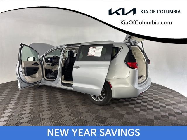 Used 2023 Chrysler Pacifica Touring-L image 16