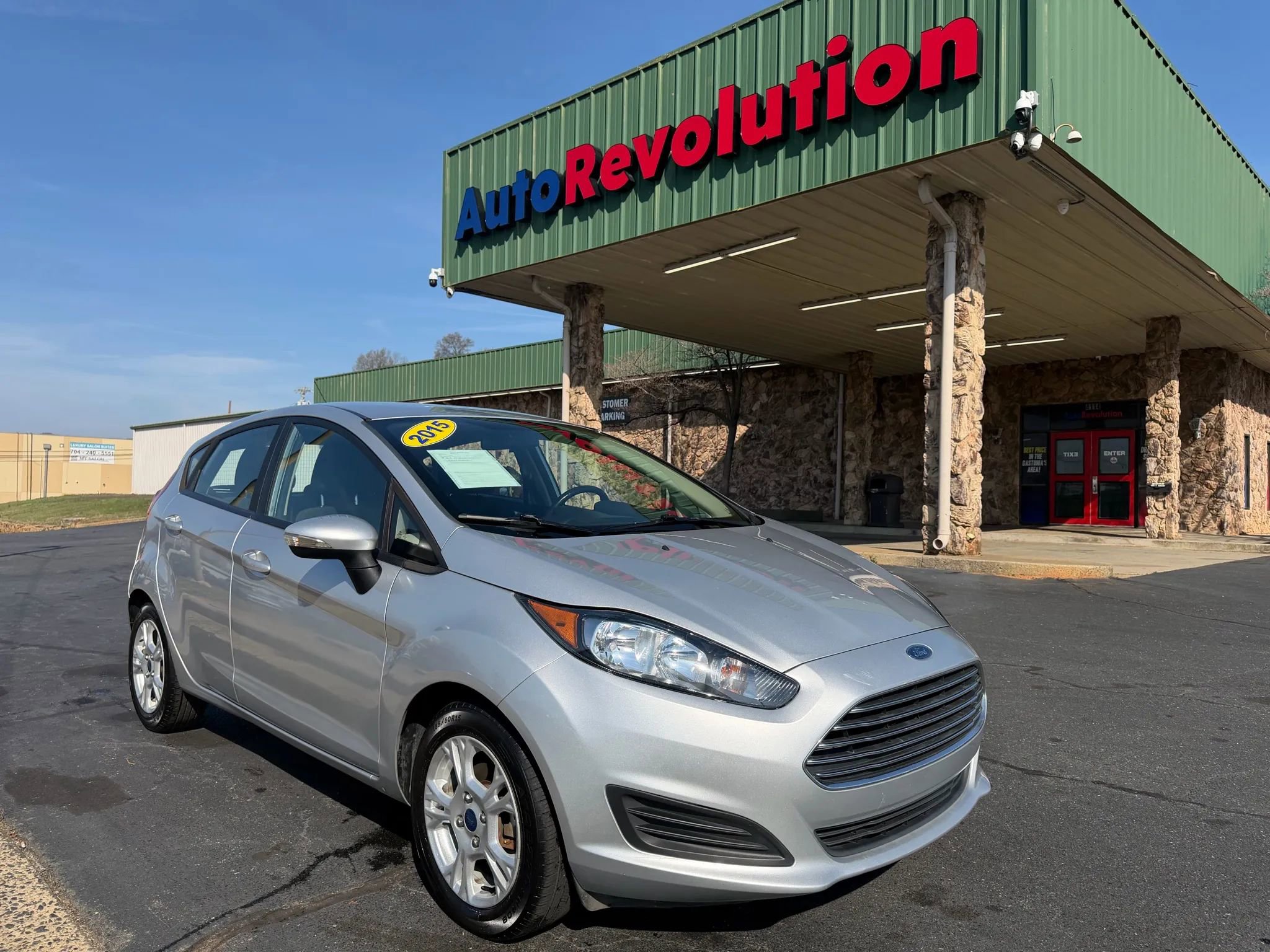 Used 2015 Ford Fiesta SE w/ Comfort Package FWD image 1