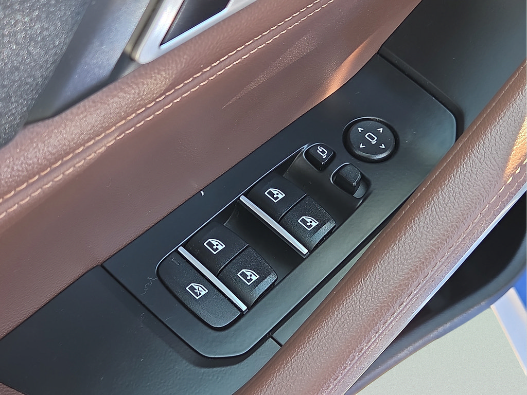 Used 2020 BMW X6 sDrive40i w/ Executive Package RWD image 14
