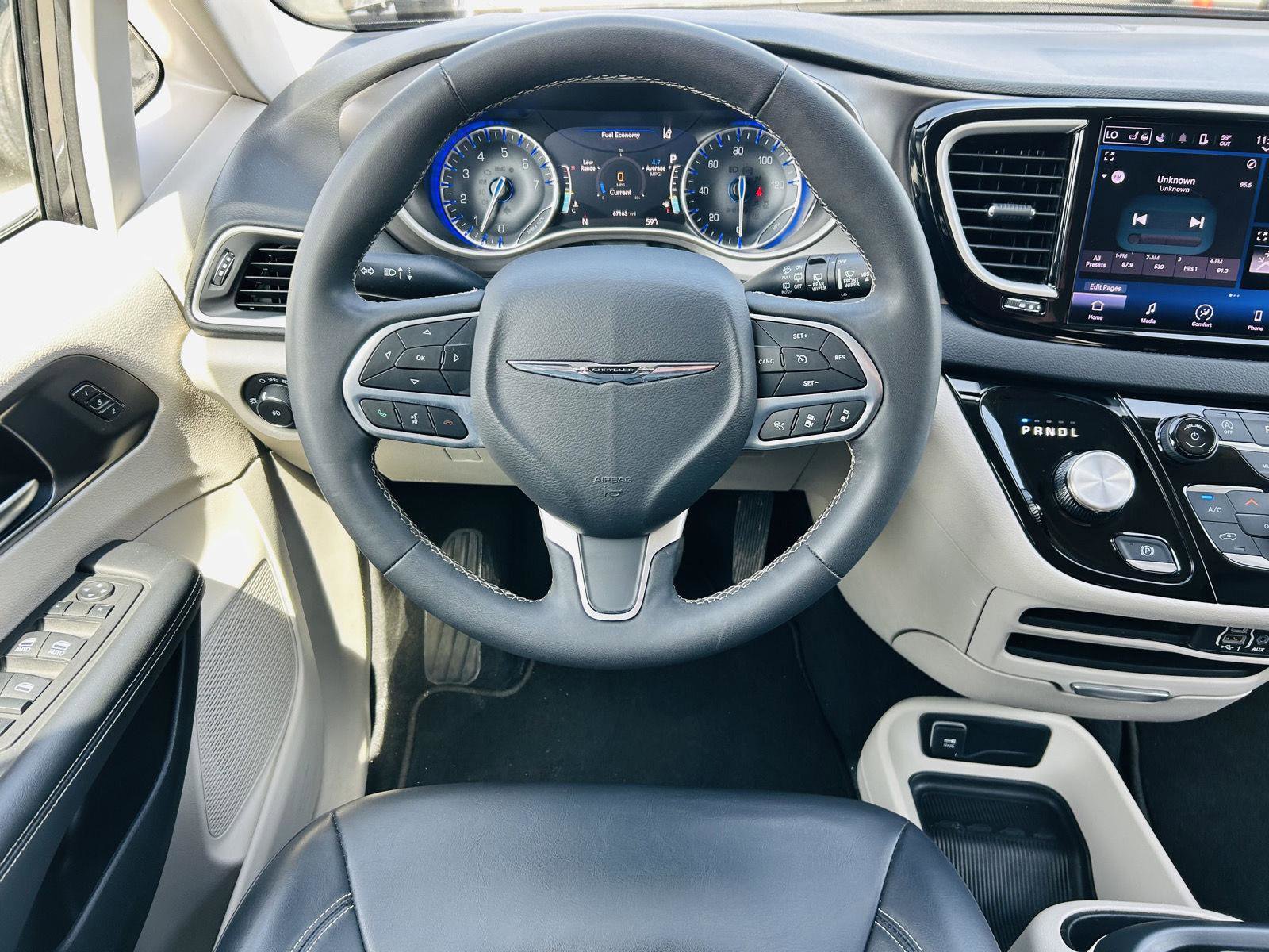 Used 2023 Chrysler Pacifica Touring-L image 15