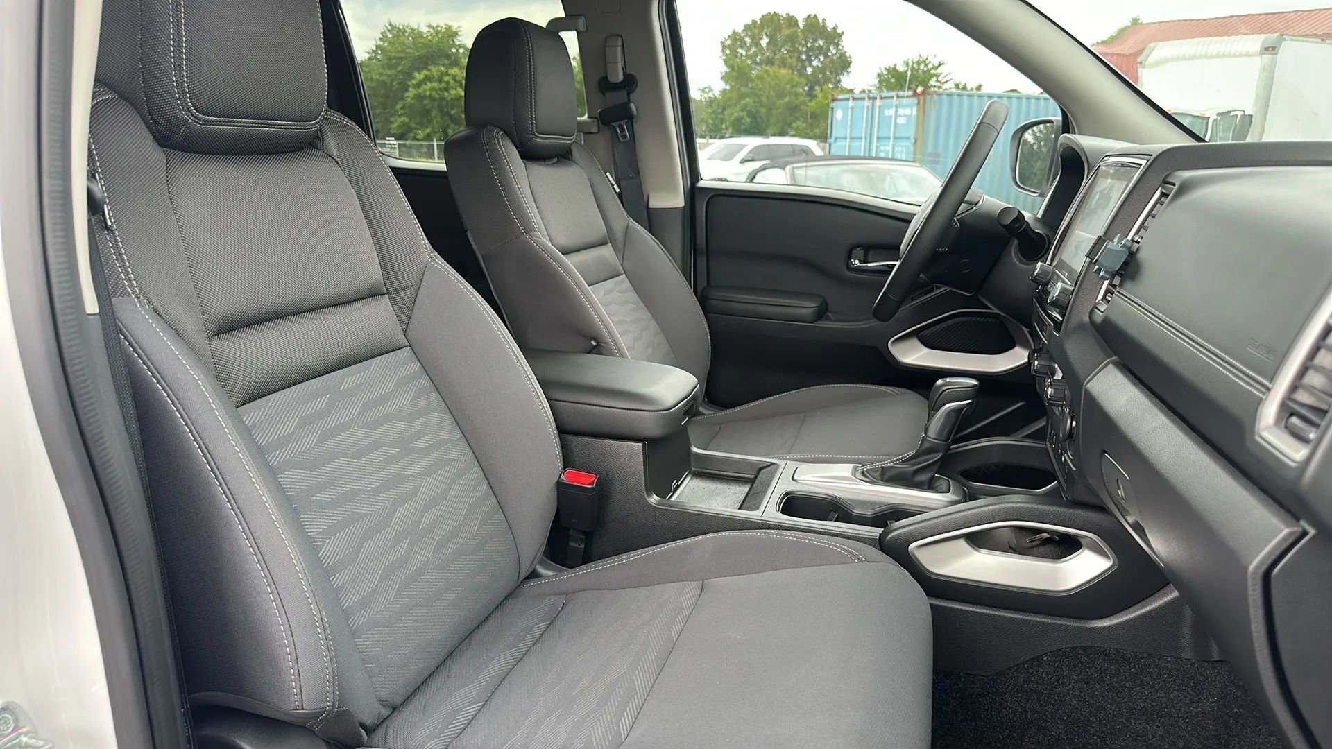 Used 2024 Nissan Frontier SV image 14