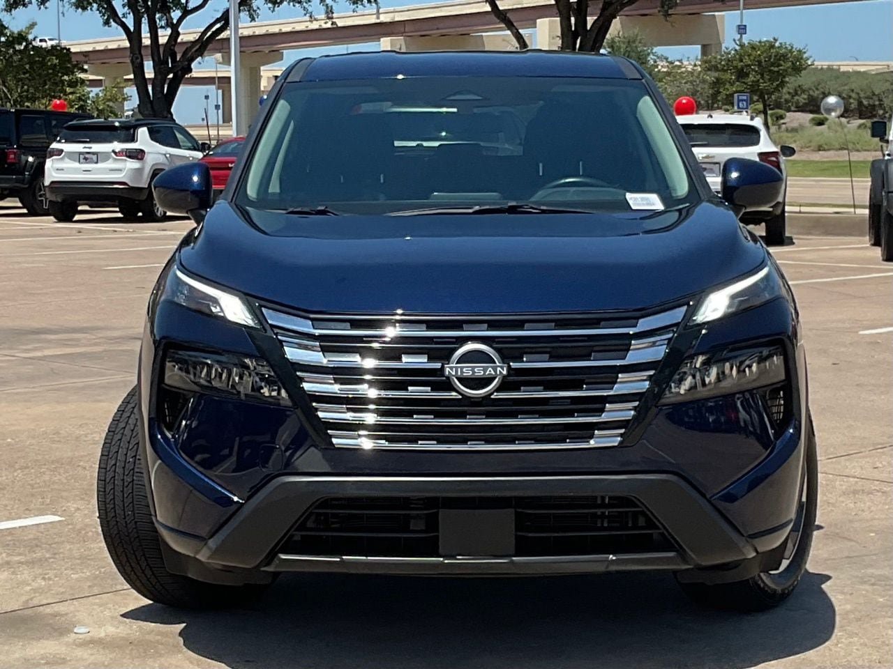 Used 2025 Nissan Rogue SV FWD image 2