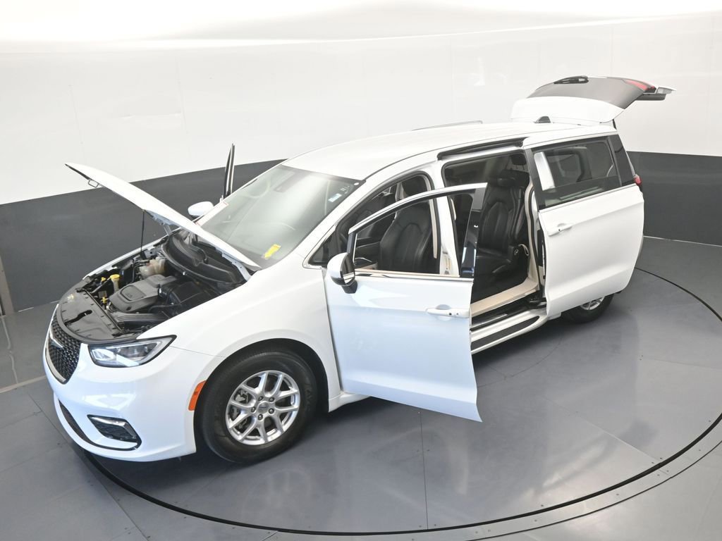 Used 2023 Chrysler Pacifica Touring-L image 66