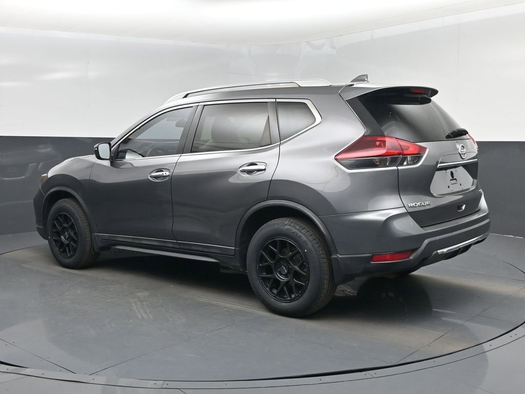 Used 2018 Nissan Rogue SV image 4
