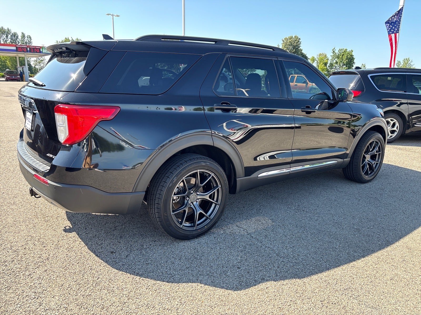 Used 2022 Ford Explorer XLT w/ Equipment Group 202A AWD/4WD image 2