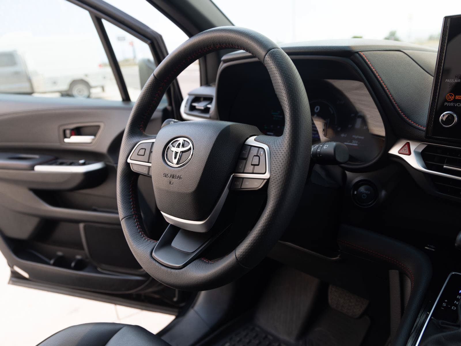 Used 2025 Toyota Sienna XSE AWD/4WD image 31