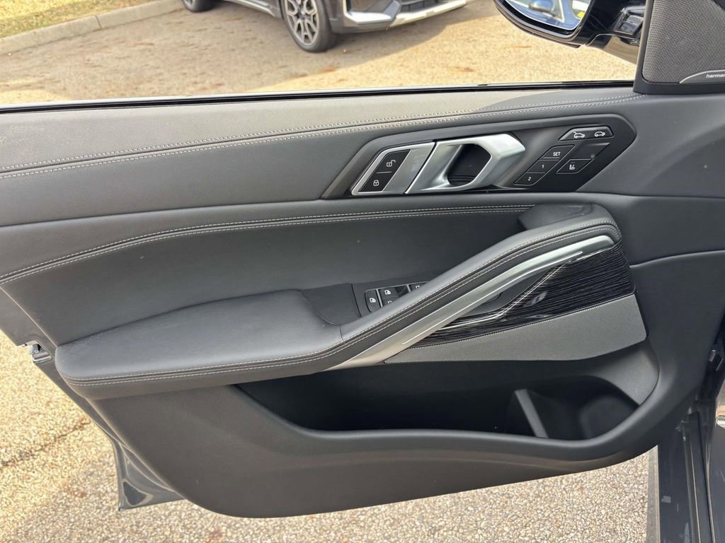 New 2026 BMW X6 xDrive40i w/ Climate Comfort Package image 11
