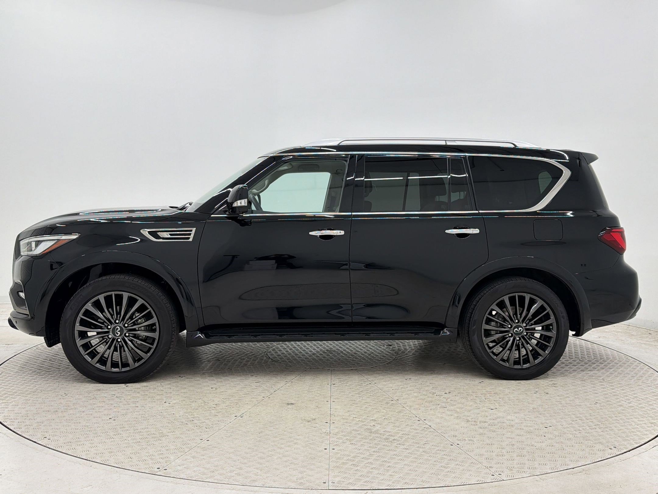 Used 2023 INFINITI QX80 Premium Select w/ Cargo Package image 2
