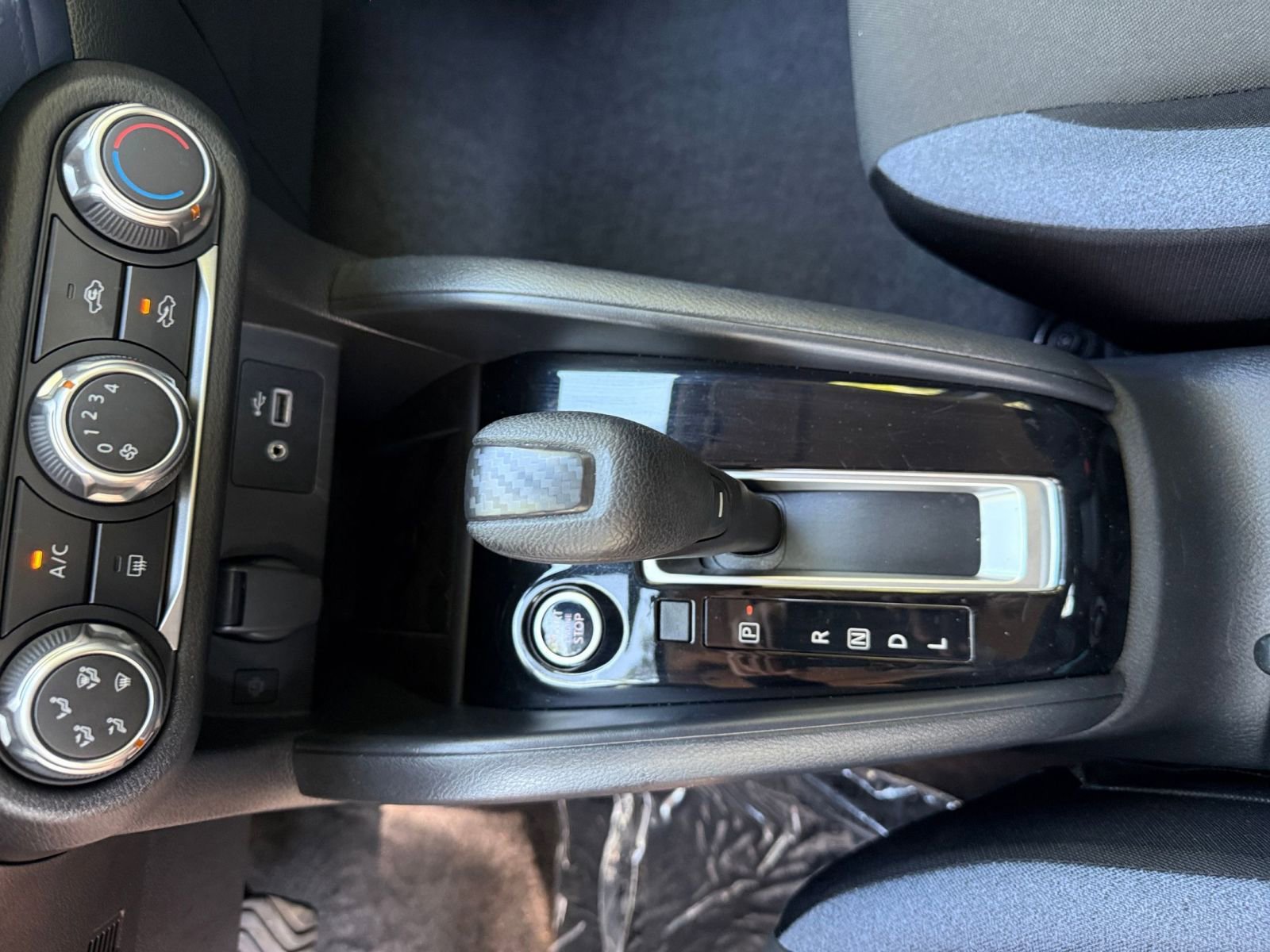 Used 2025 Nissan Versa SV FWD image 38