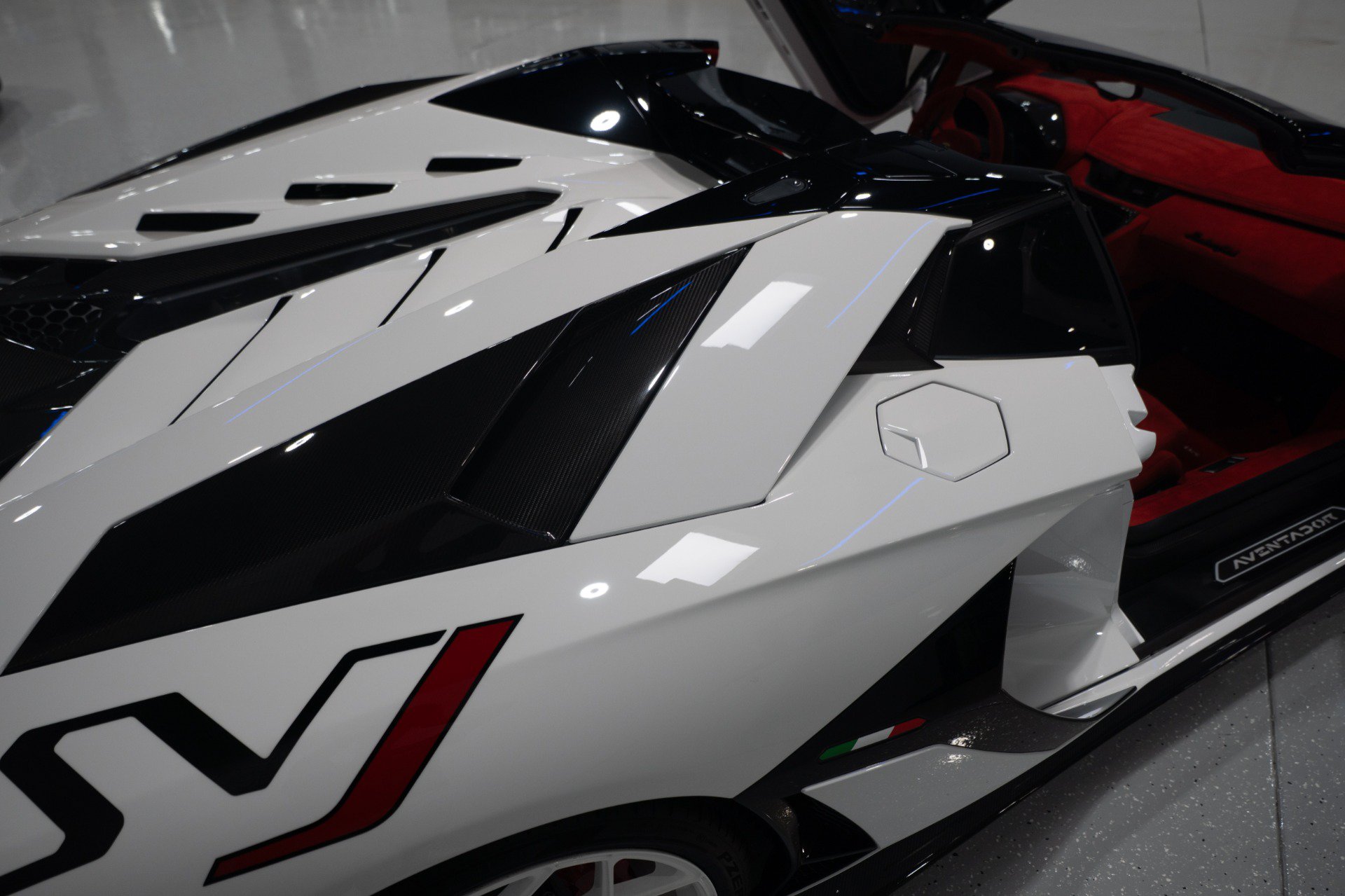 Used 2020 Lamborghini Aventador SVJ AWD/4WD image 13