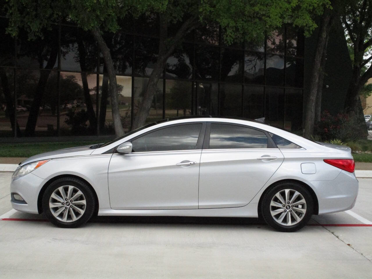 Used 2014 Hyundai Sonata Limited w/ Technology Package 05 FWD image 2