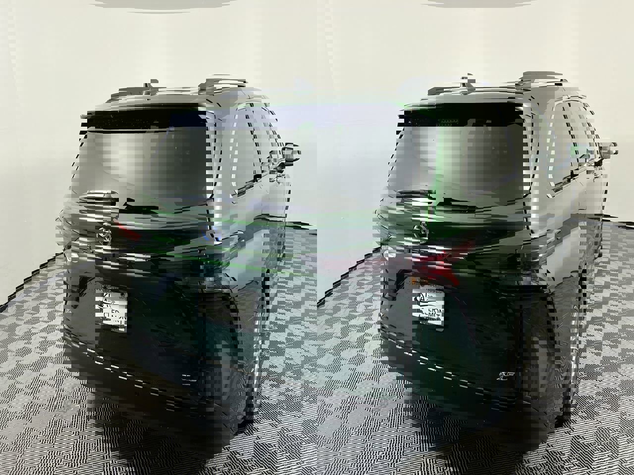 Used 2025 Toyota Sienna XLE image 3