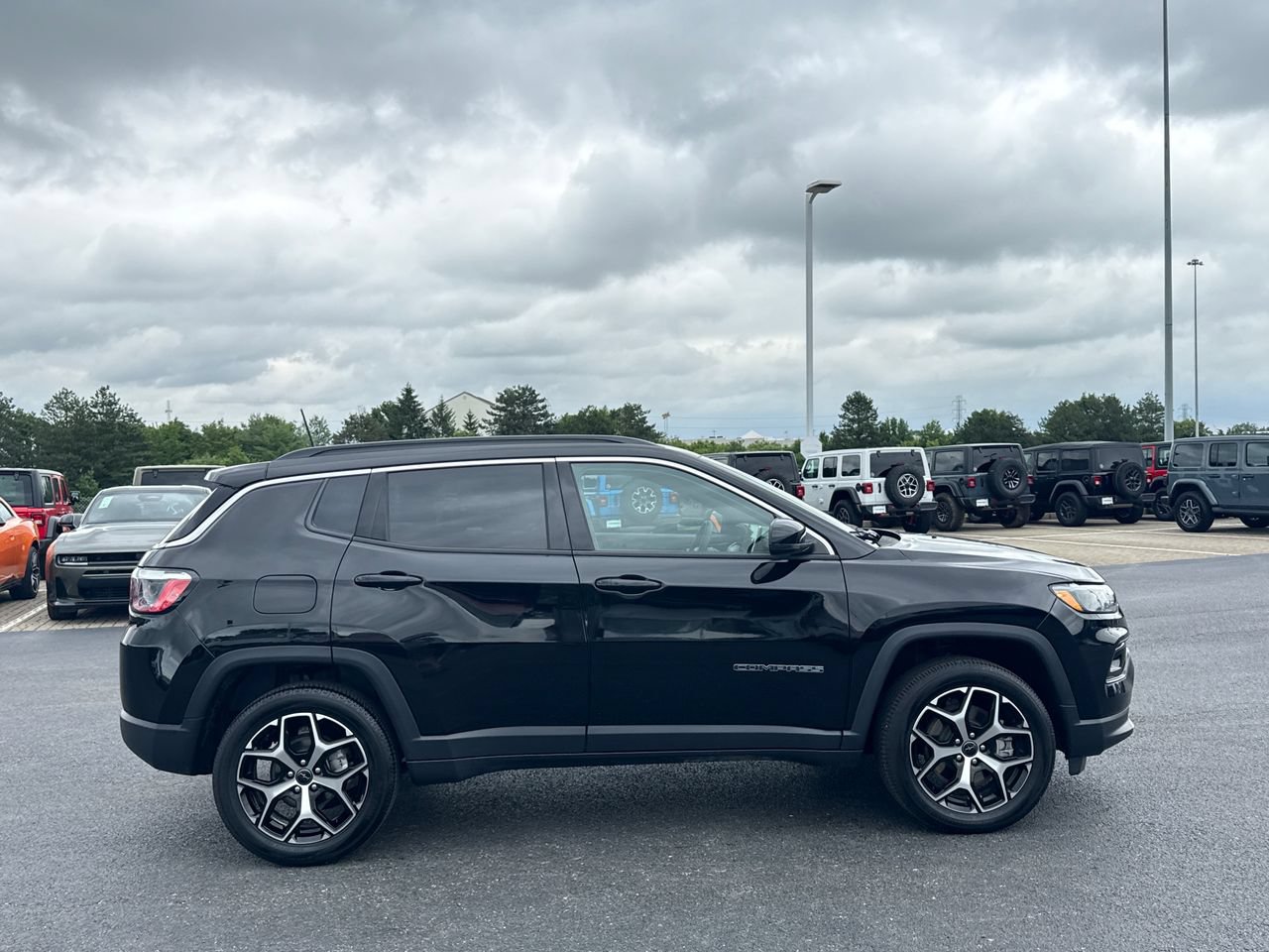 Used 2025 Jeep Compass Limited w/ Sun & Sound Group AWD/4WD image 2