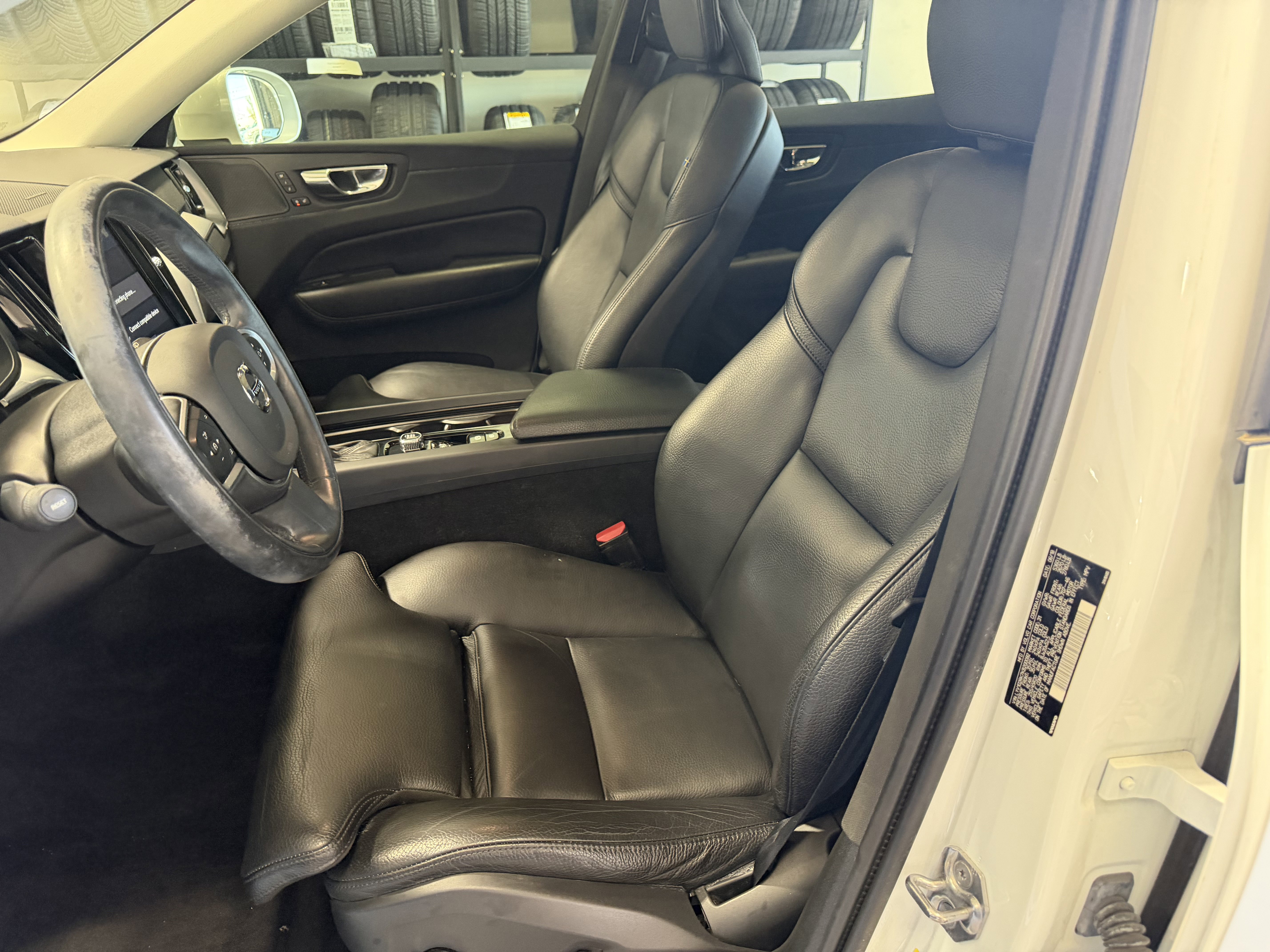 Used 2019 Volvo XC60 T5 Momentum w/ Multimedia Package image 16