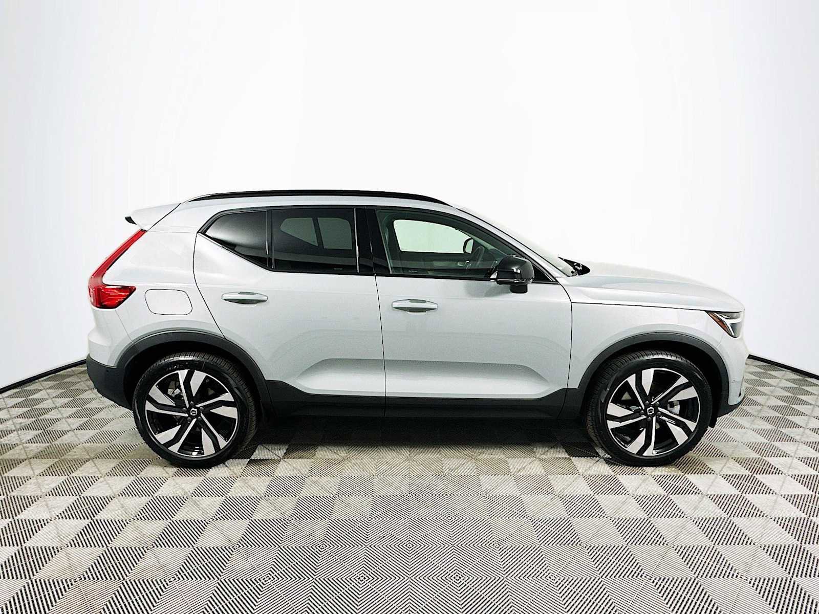 Used 2025 Volvo XC40 B5 Ultra w/ Protection Package image 8
