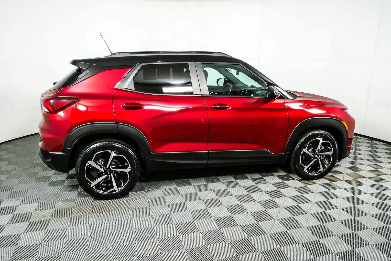 Used 2022 Chevrolet TrailBlazer RS FWD image 2