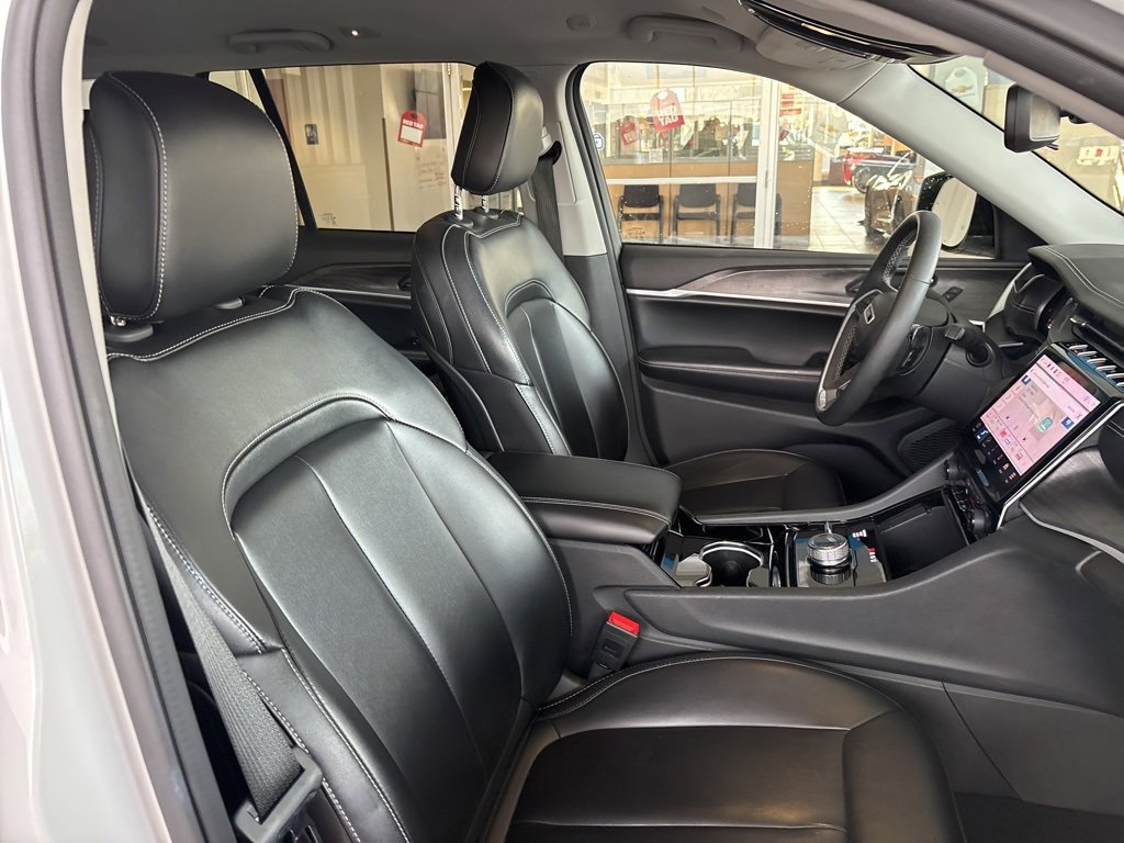 Used 2023 Jeep Grand Cherokee Limited image 30