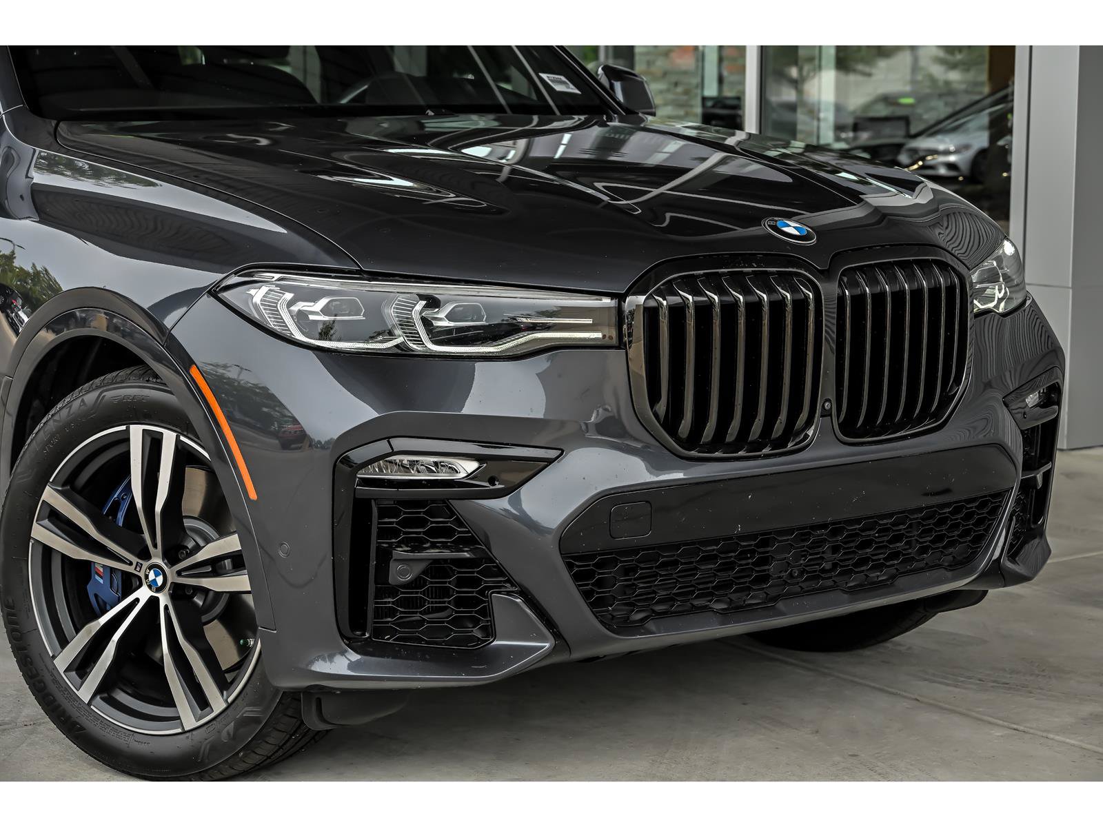 Used 2022 BMW X7 xDrive40i w/ M Sport Package AWD/4WD image 2