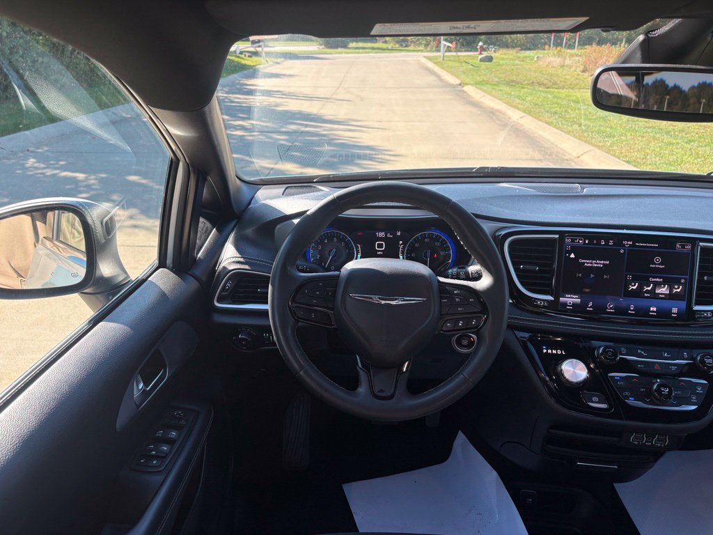 Used 2023 Chrysler Pacifica Touring FWD image 41