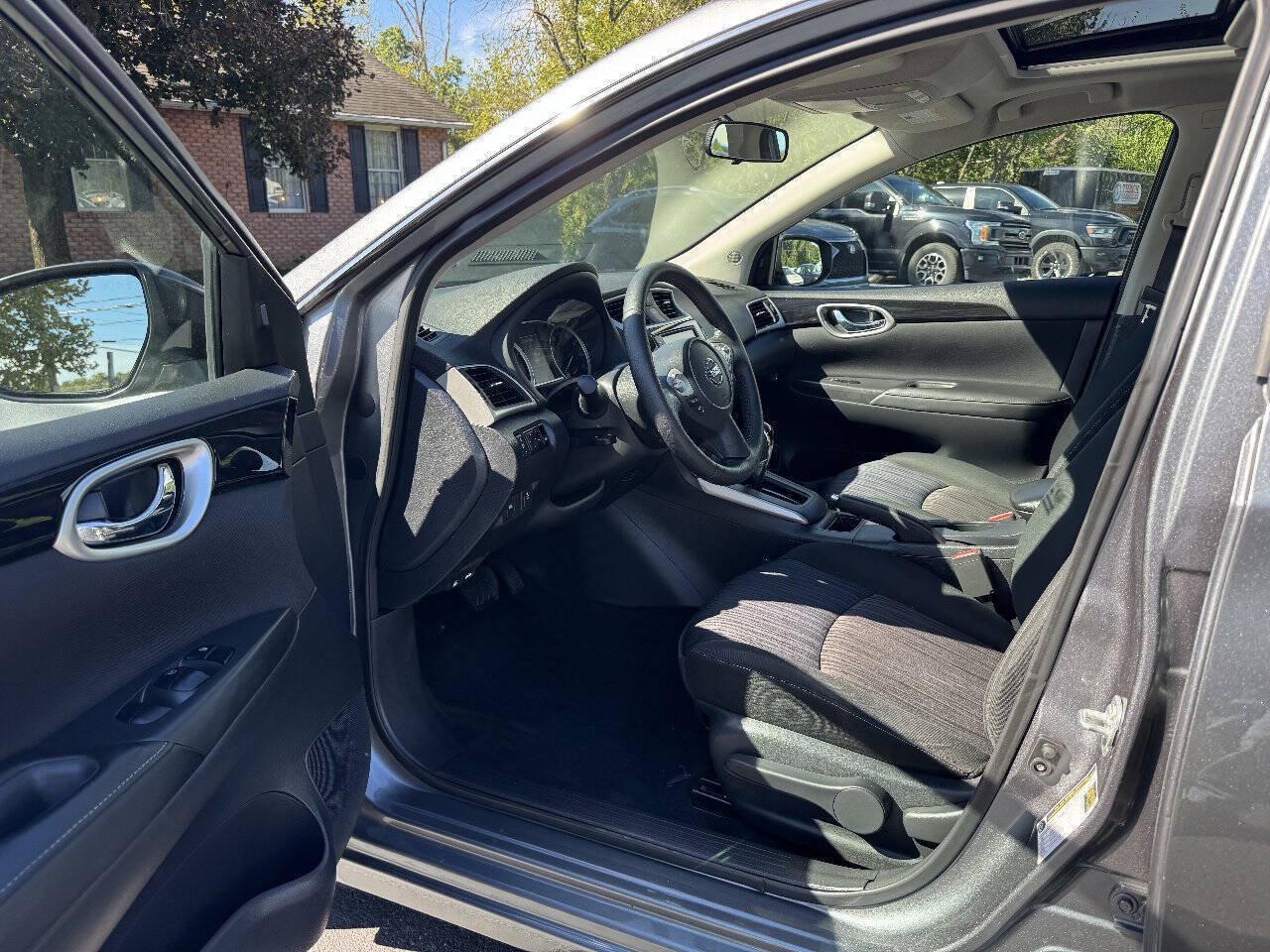 Used 2019 Nissan Sentra SV w/ Special Edition Package FWD image 8