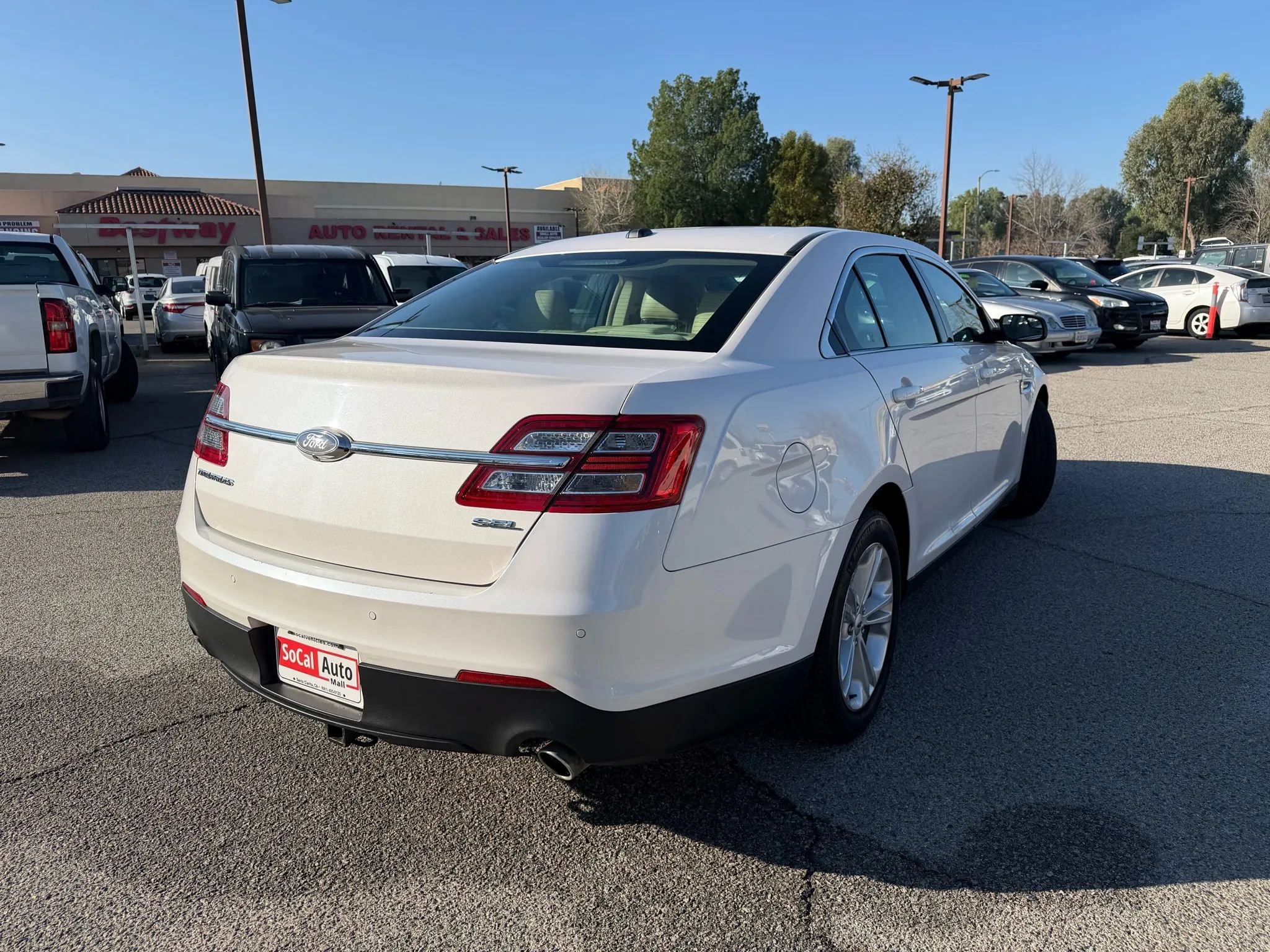 Used 2016 Ford Taurus SEL FWD image 3