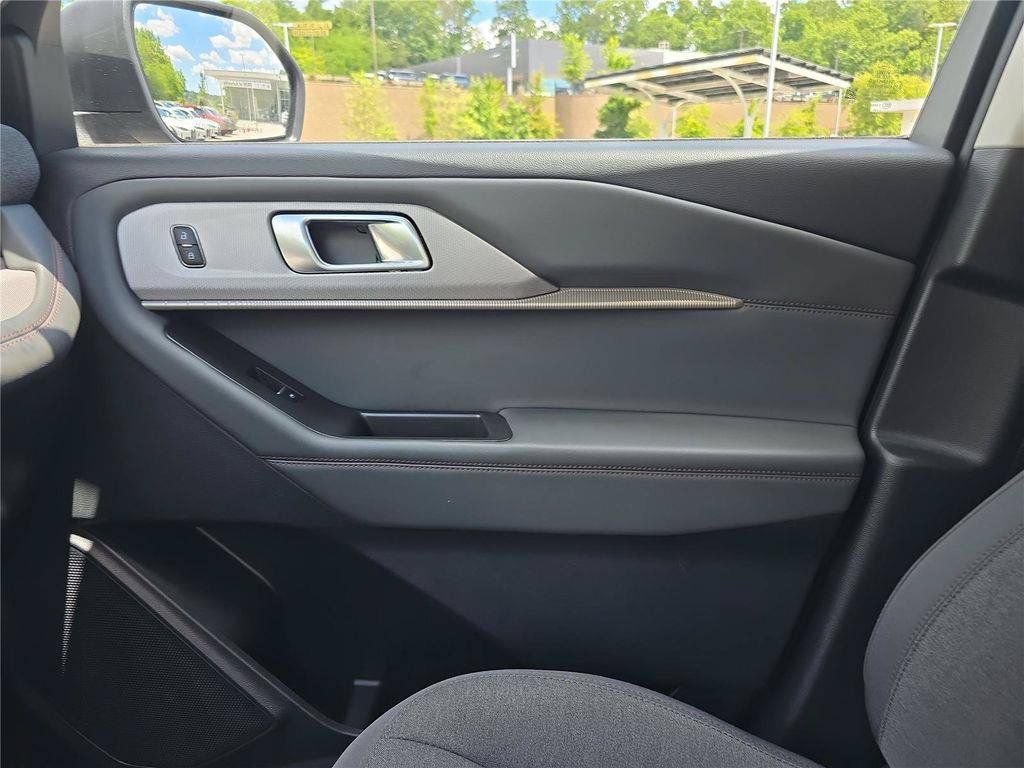 Used 2025 Ford Explorer Active AWD/4WD image 23