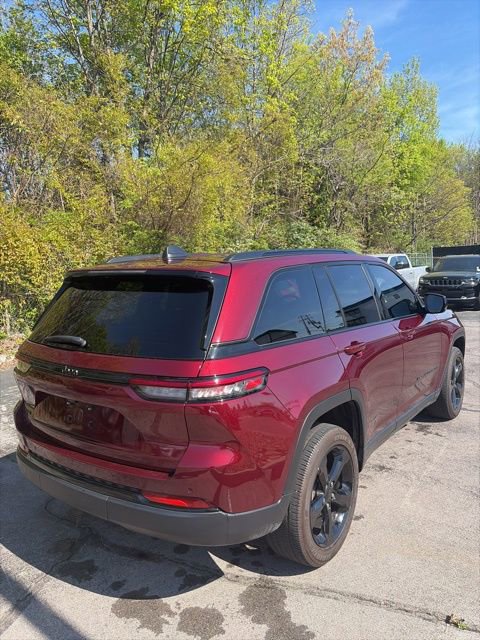 Used 2024 Jeep Grand Cherokee Altitude image 7