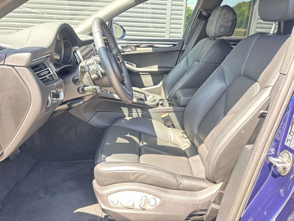 Certified 2025 Porsche Macan image 5