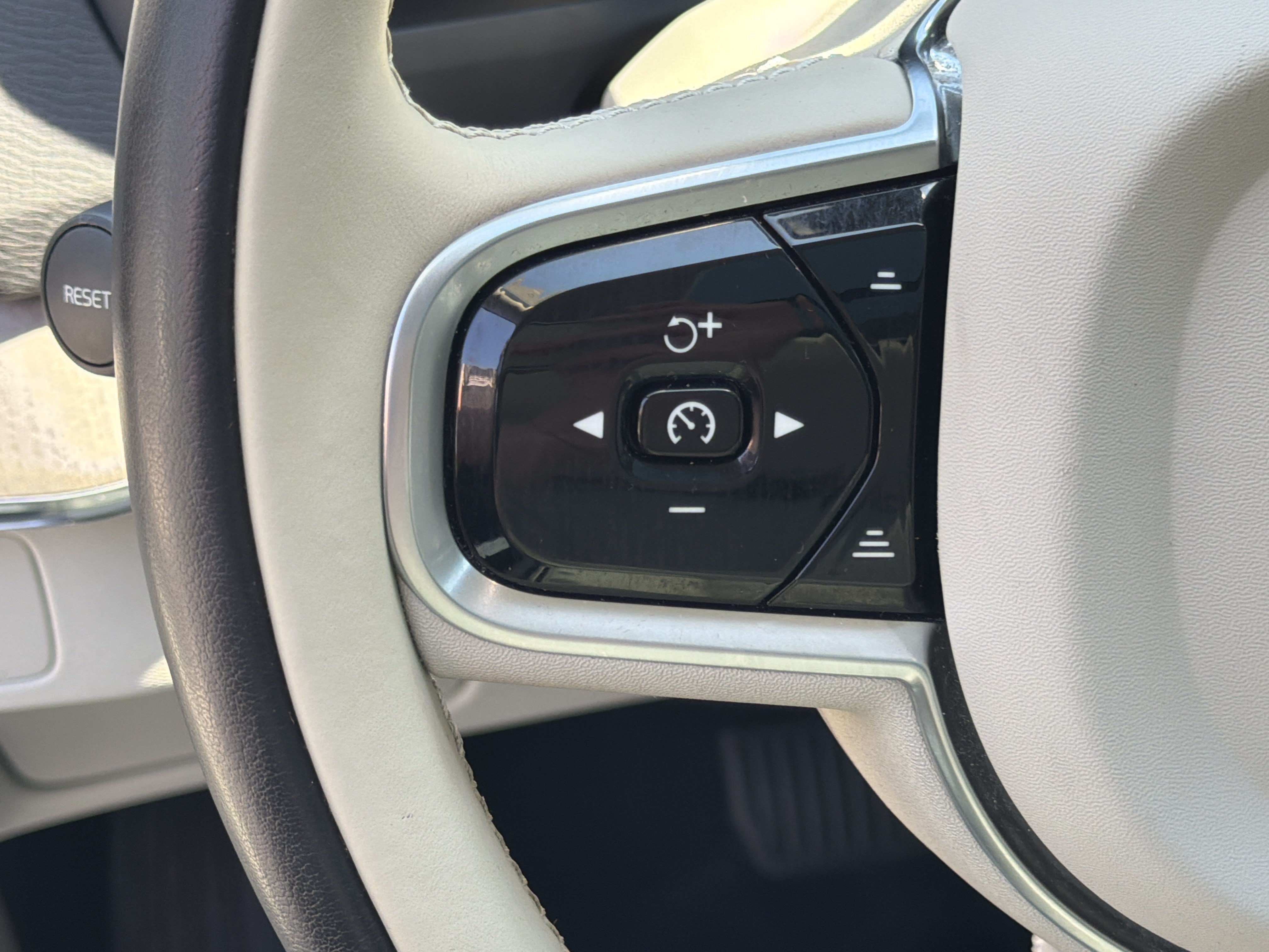 Certified 2023 Volvo XC90 B5 Plus AWD/4WD image 19