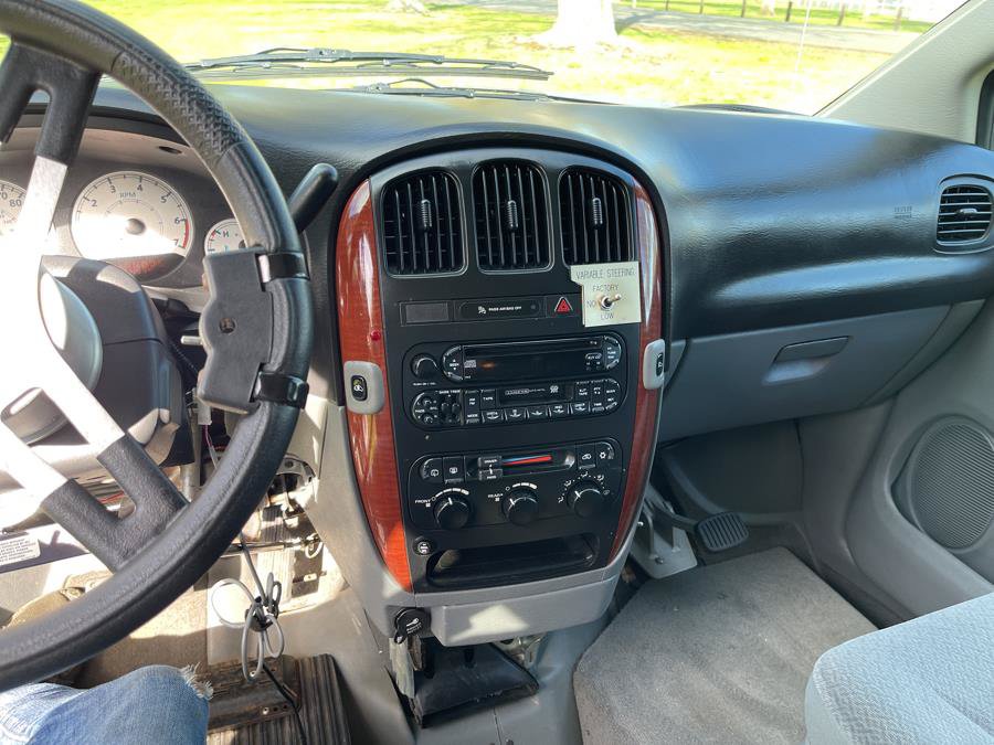 Used 2005 Chrysler Town & Country LX w/ Popular Equipment Group II FWD image 9