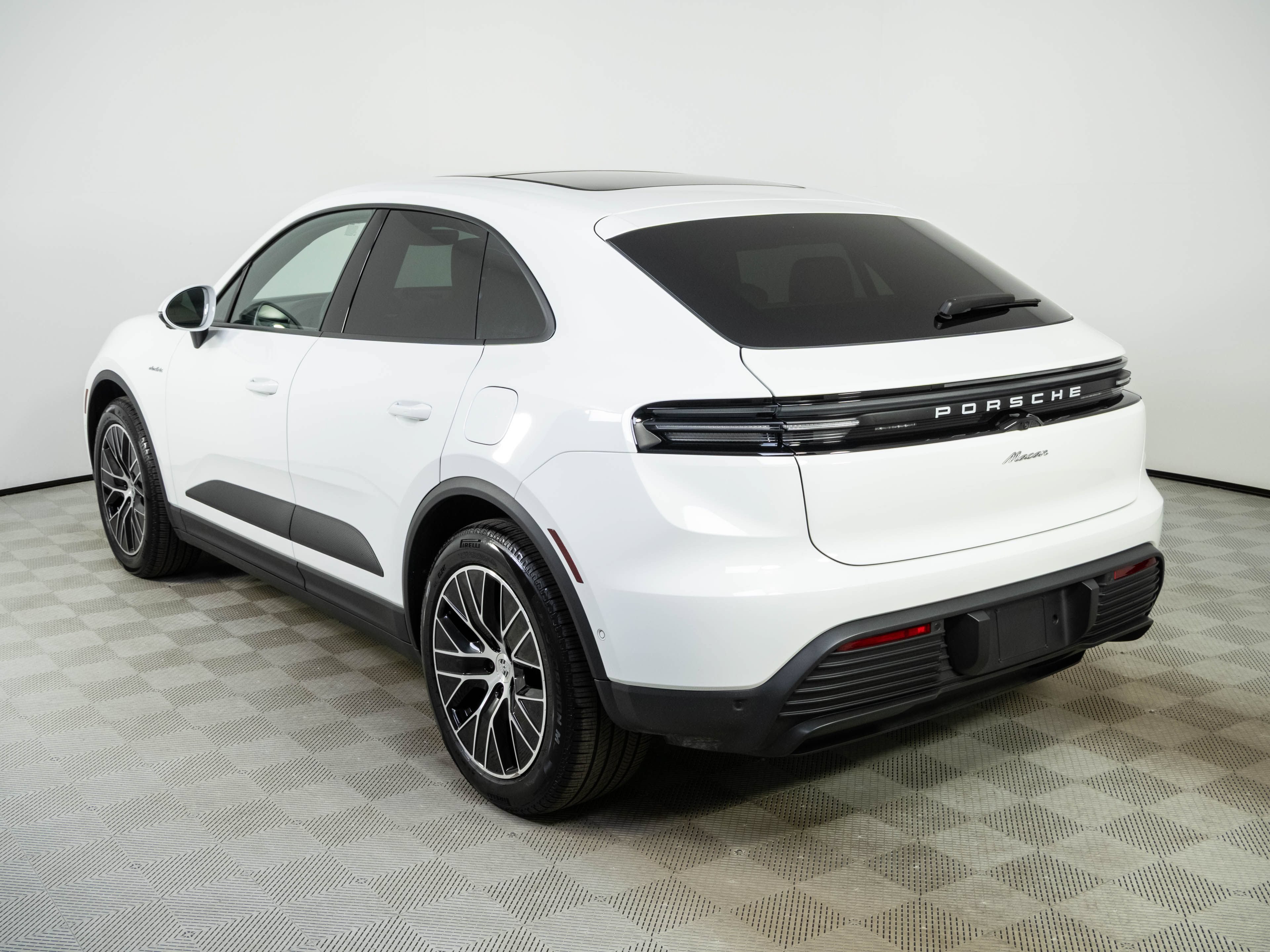 Used 2025 Porsche Macan Electric RWD image 3