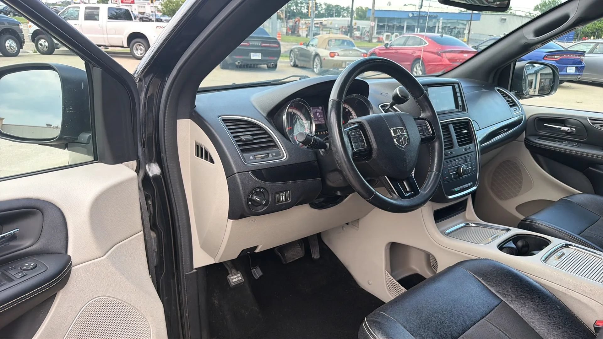 Used 2019 Dodge Grand Caravan SXT w/ Driver Convenience Group FWD image 52