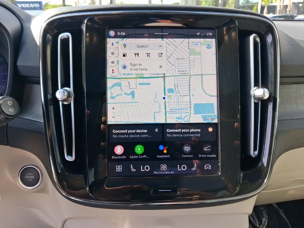 Used 2023 Volvo XC40 B5 Plus image 21
