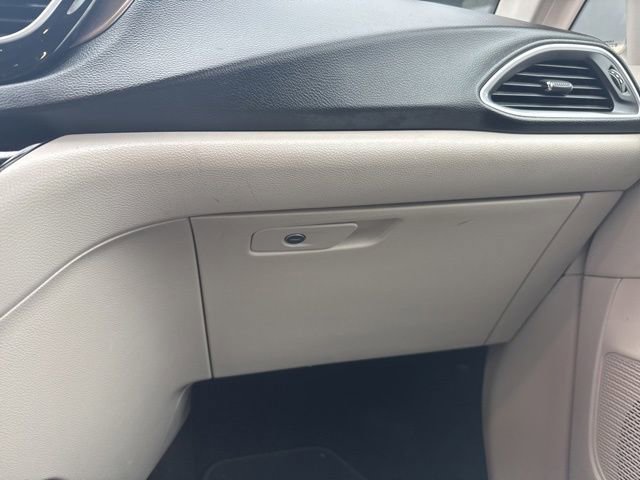 Used 2018 Chrysler Pacifica Touring-L Plus image 36