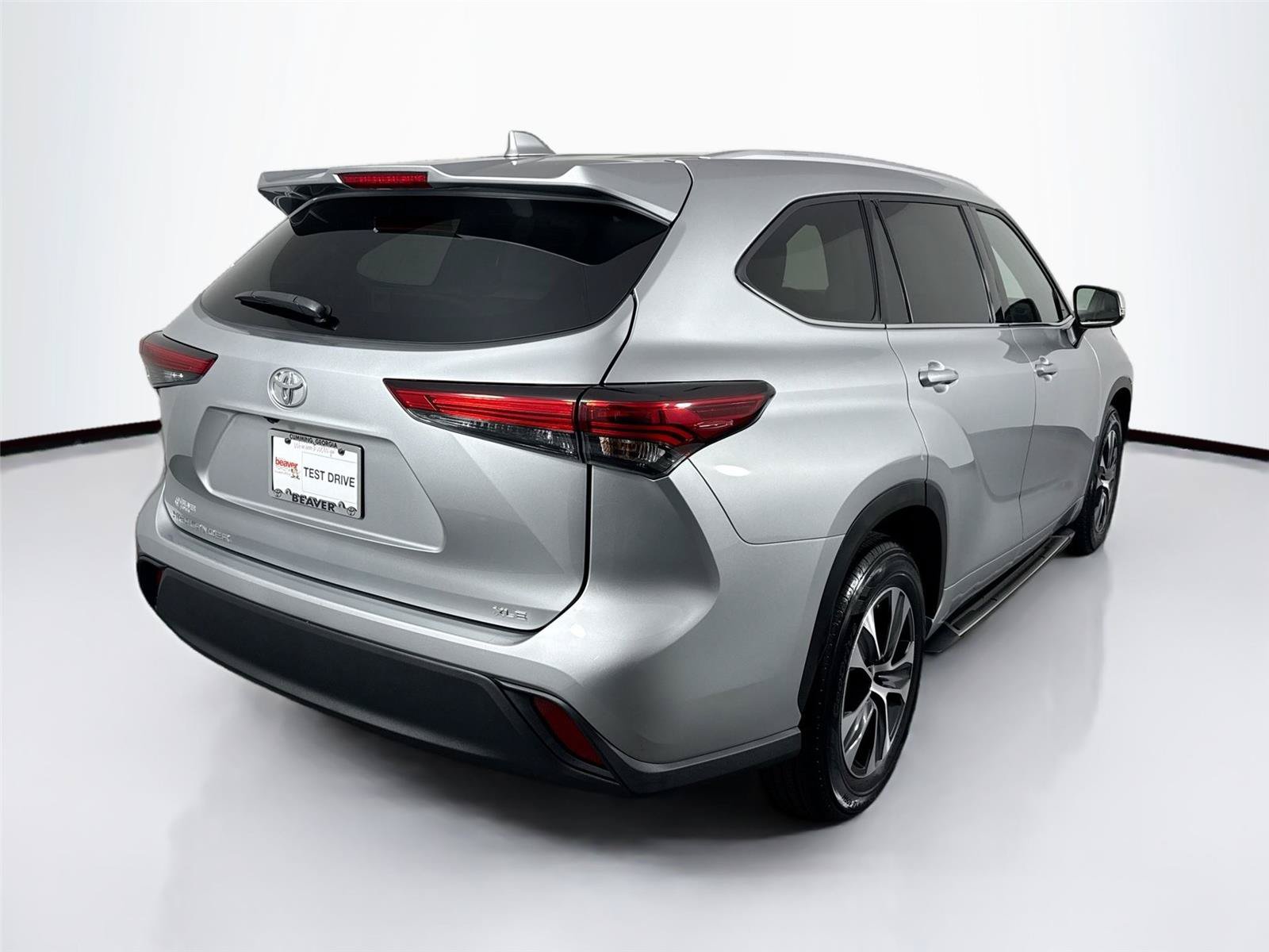 Used 2022 Toyota Highlander XLE FWD image 2