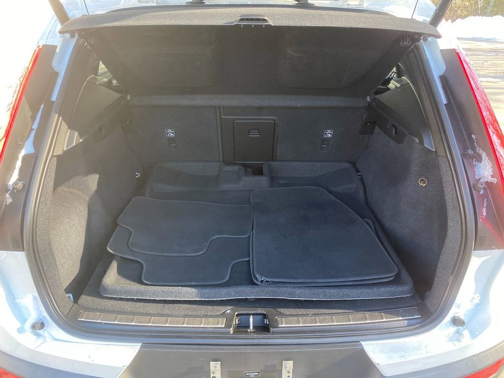 Used 2023 Volvo XC40 B5 Plus image 26