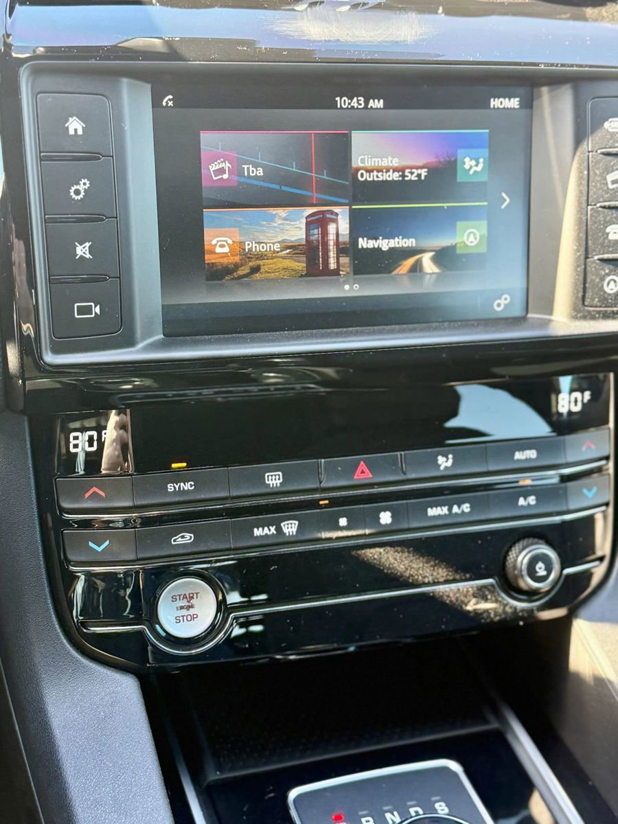 Used 2018 Jaguar F-PACE Premium image 39