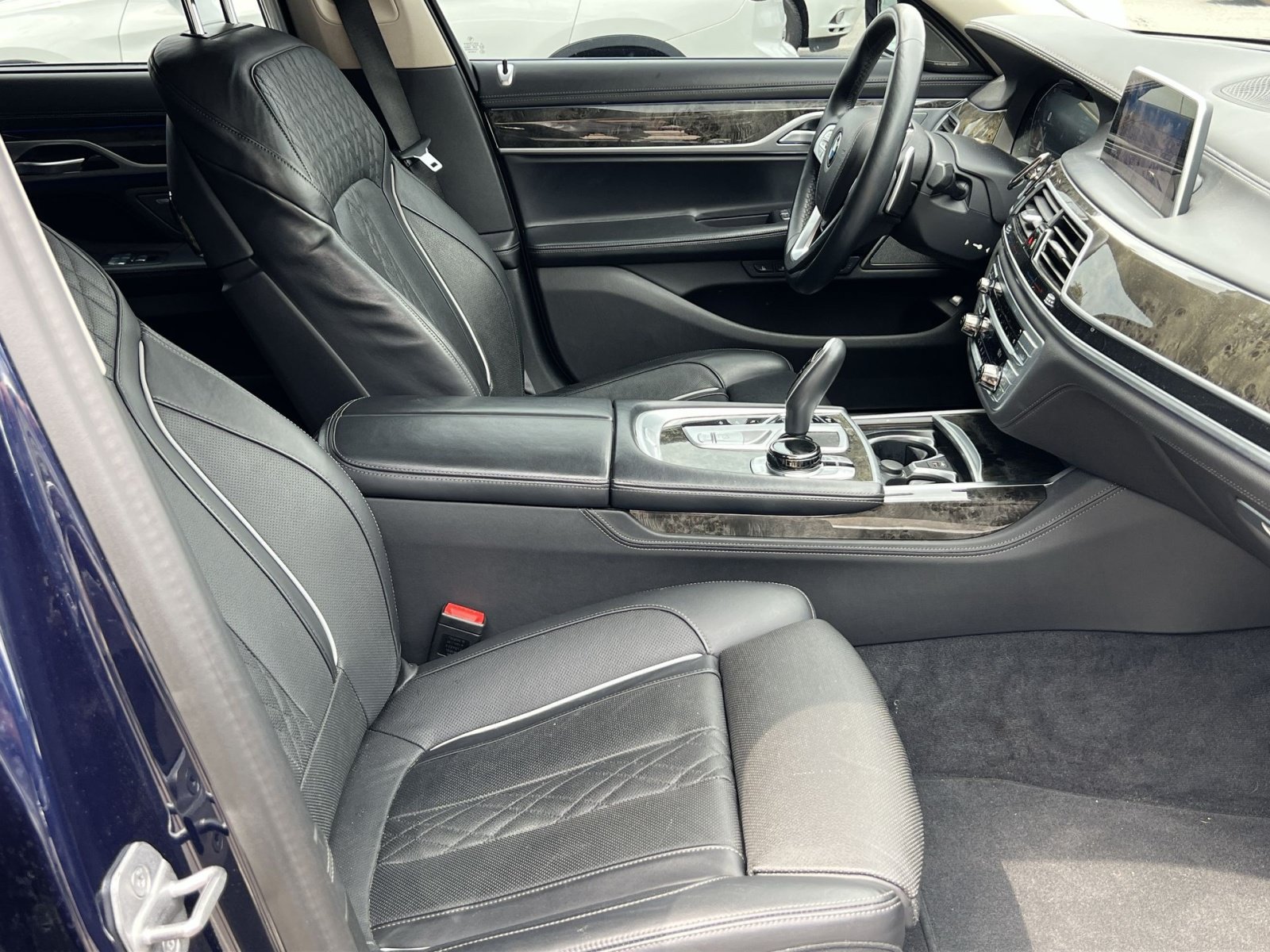 Used 2022 BMW 750i xDrive w/ Executive Package AWD/4WD image 27