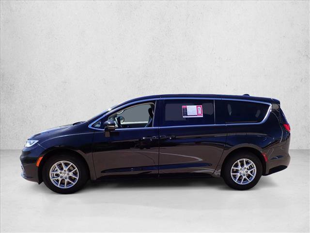 Used 2024 Chrysler Pacifica Touring-L FWD image 2