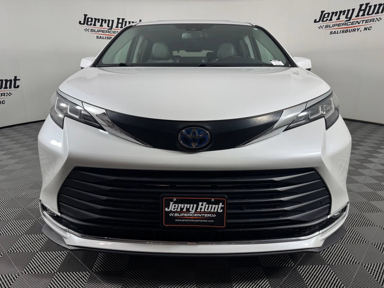 Used 2023 Toyota Sienna XLE FWD image 4