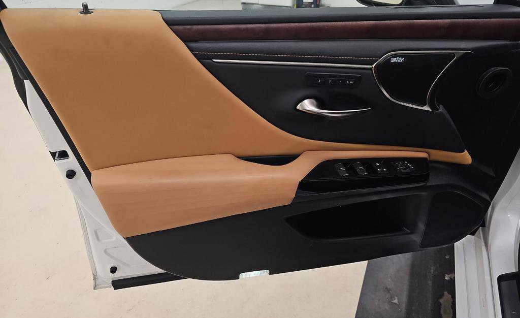 Used 2022 Lexus ES 350 Ultra Luxury w/ Accessory Package 2 image 10